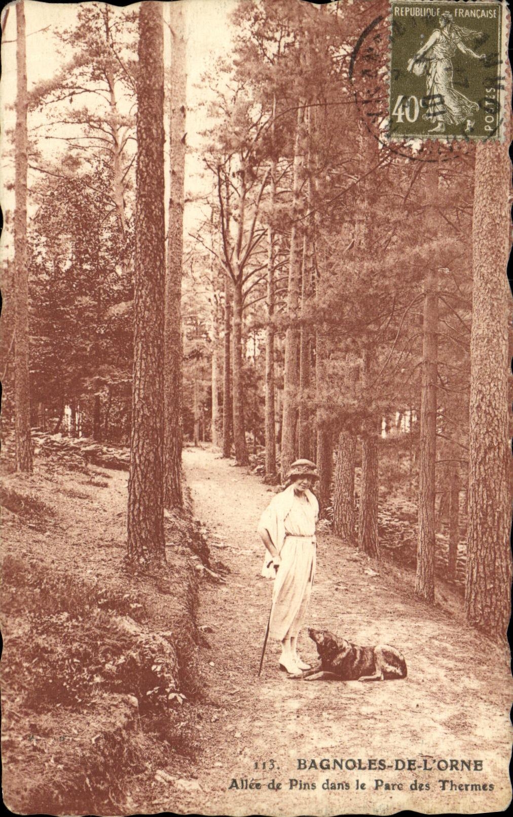 La POSTAL de la VENDIMIA Bagnoles de L adorna ido de pinos en el parque de los banos termales