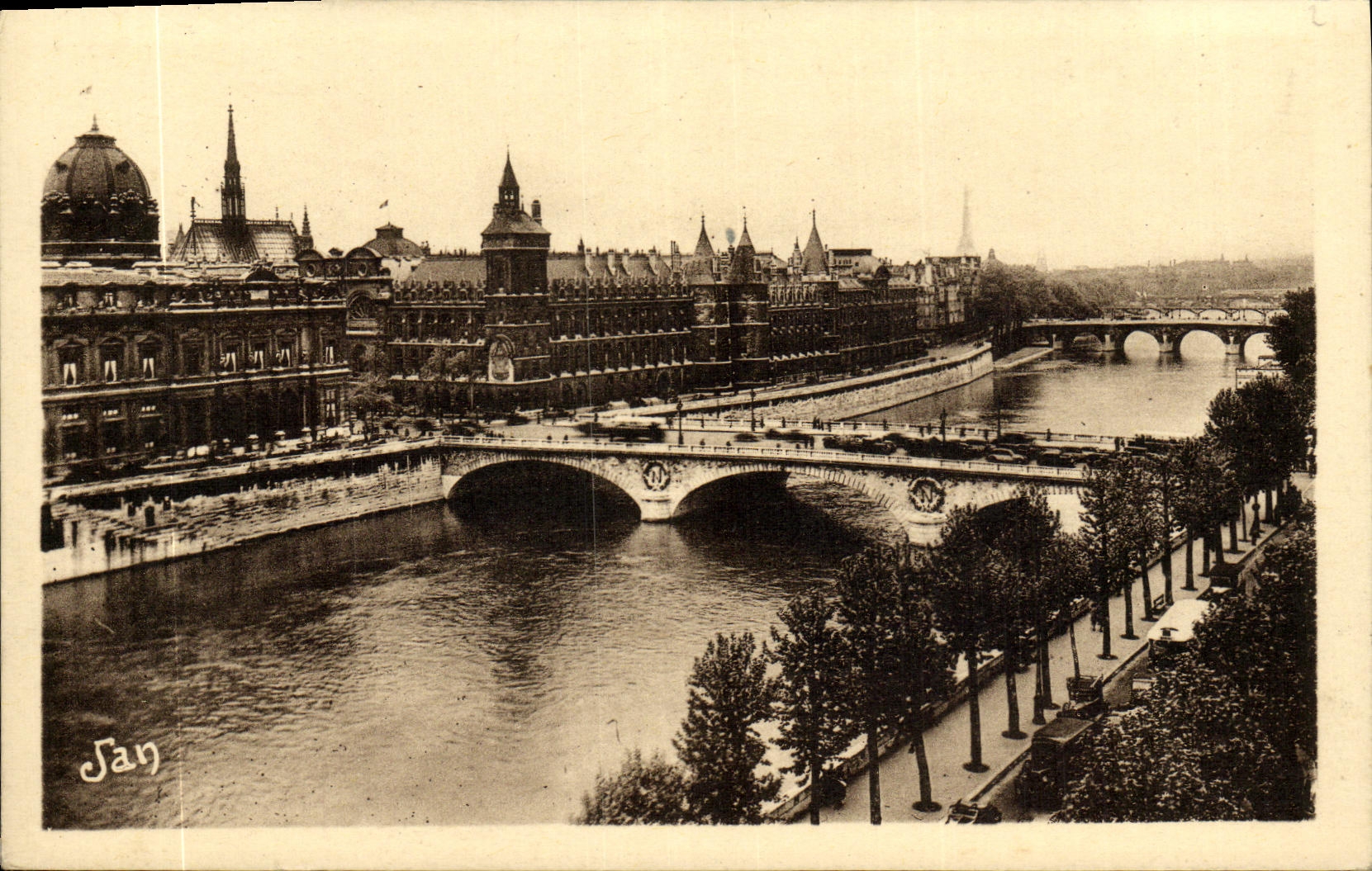 CPA Paris Vue sur la Seine et la Conciergerie