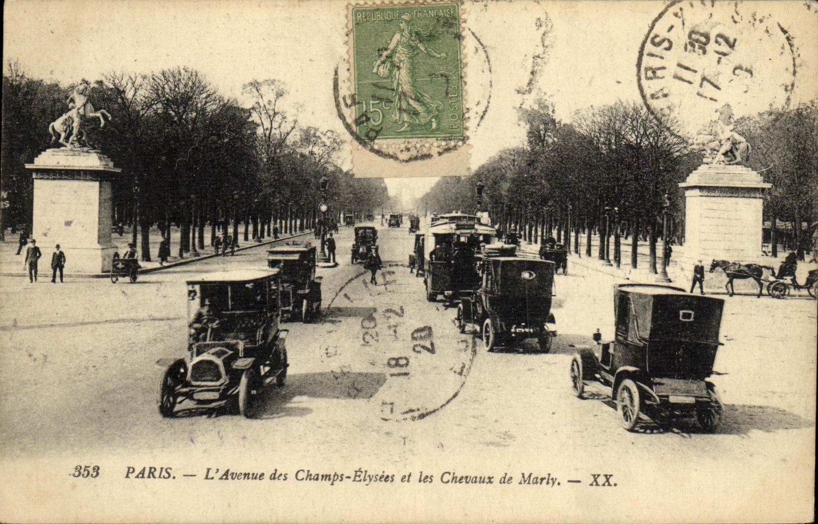 CPA Paris L Avenue des Champs Elysees et les Chevaux de Marly