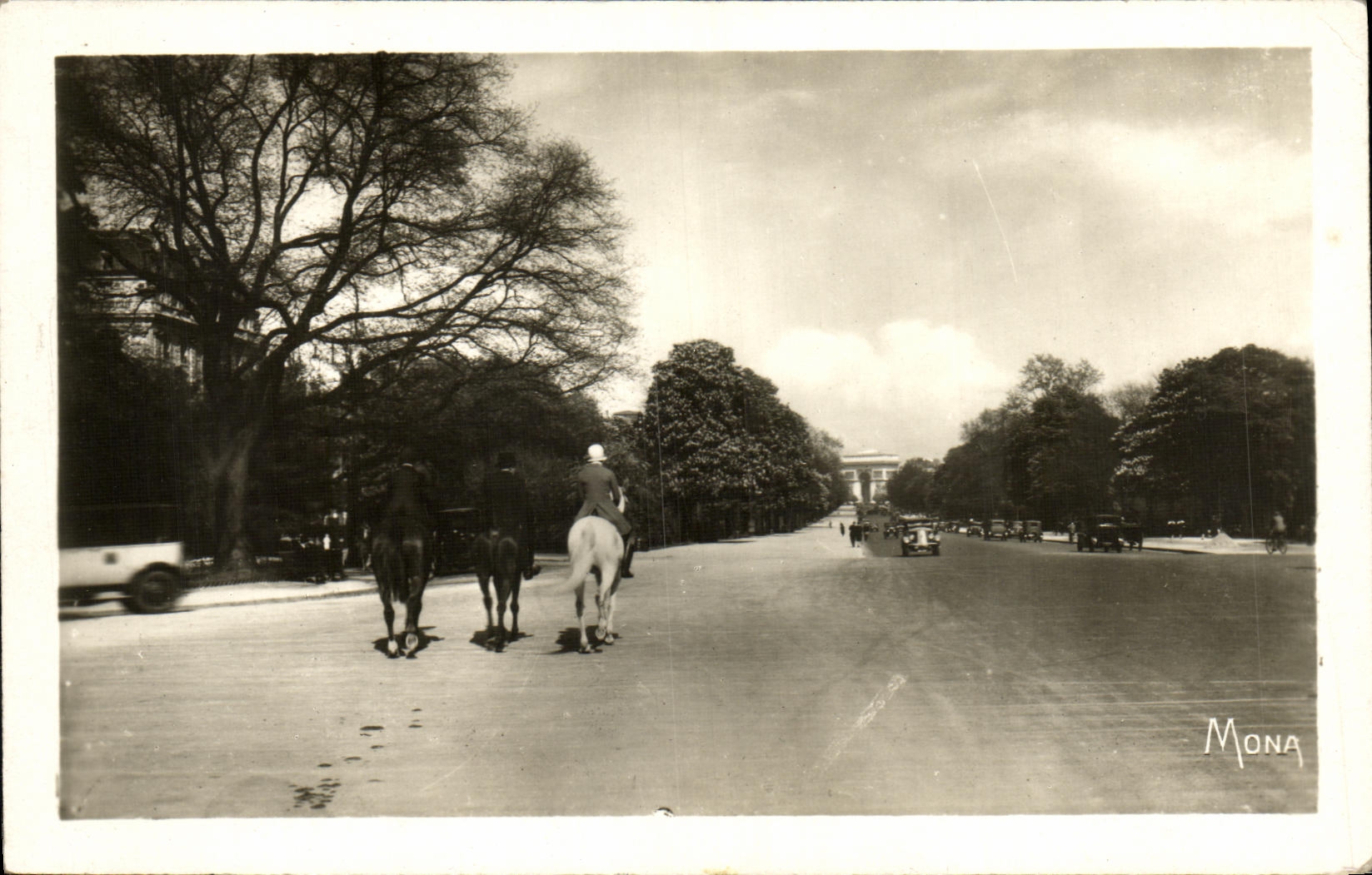 VINTAGE POSTCARD Paris L Foch Avenue In the Last plan L Arc de Triomphe of L Etoile