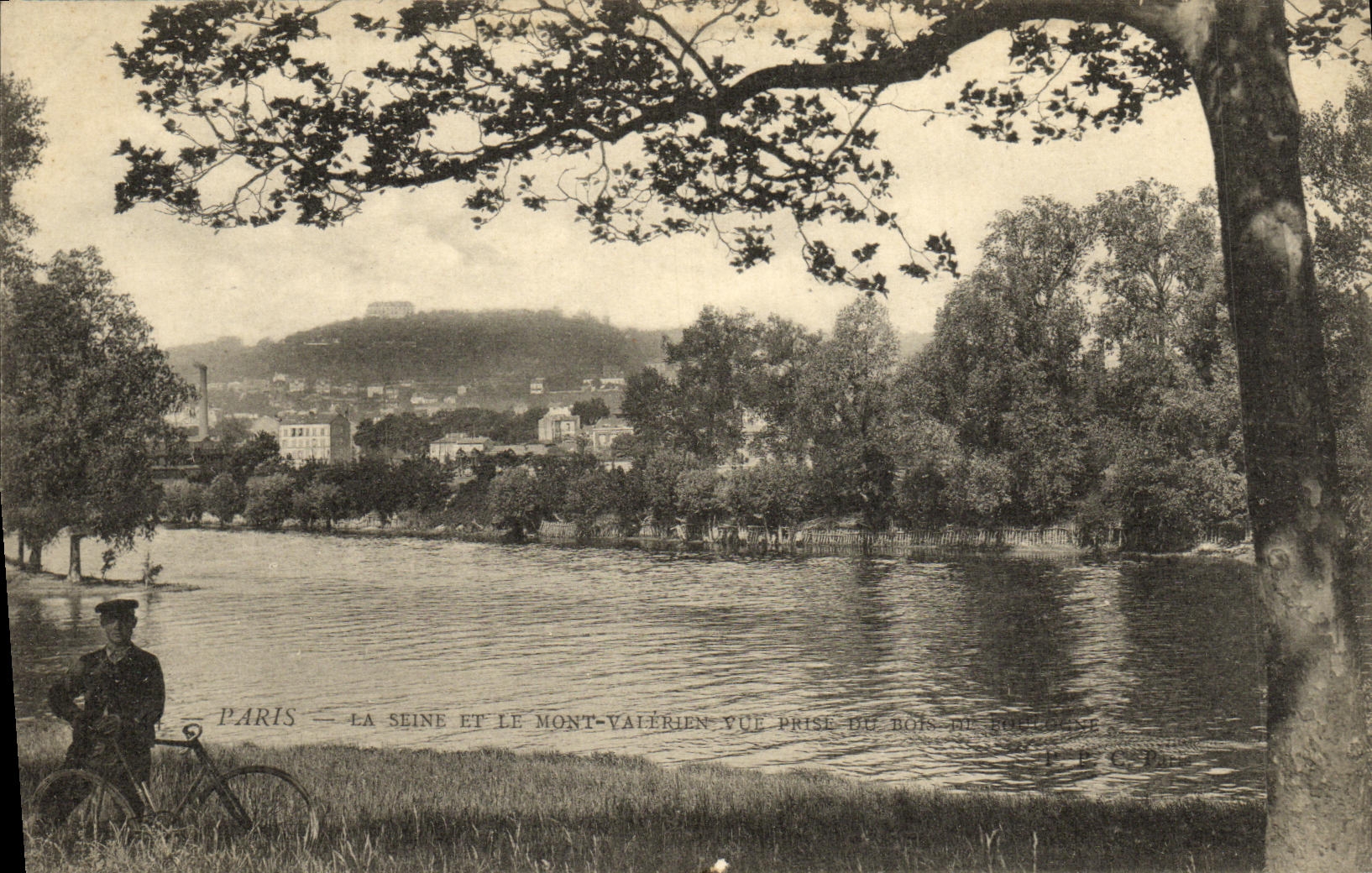 CPA Paris La Seine Et Le Mont Valerien Vue prise du bois de Boulogne Enfant au velo
