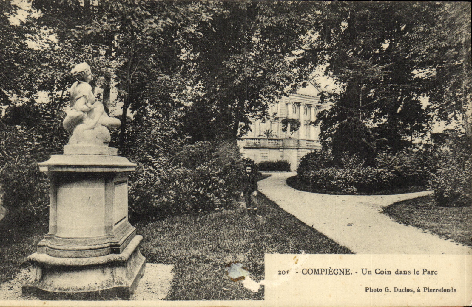 CPA Compiegne Un Coin dans le Parc