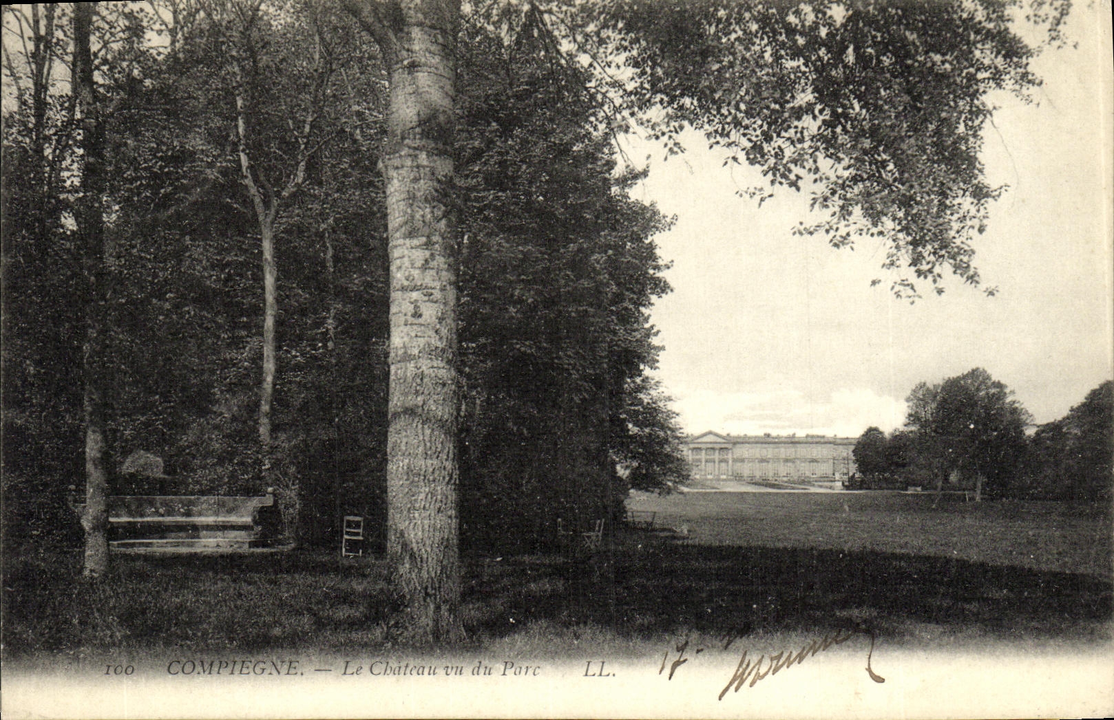 CPA Compiegne Le Chateau vu du Parc