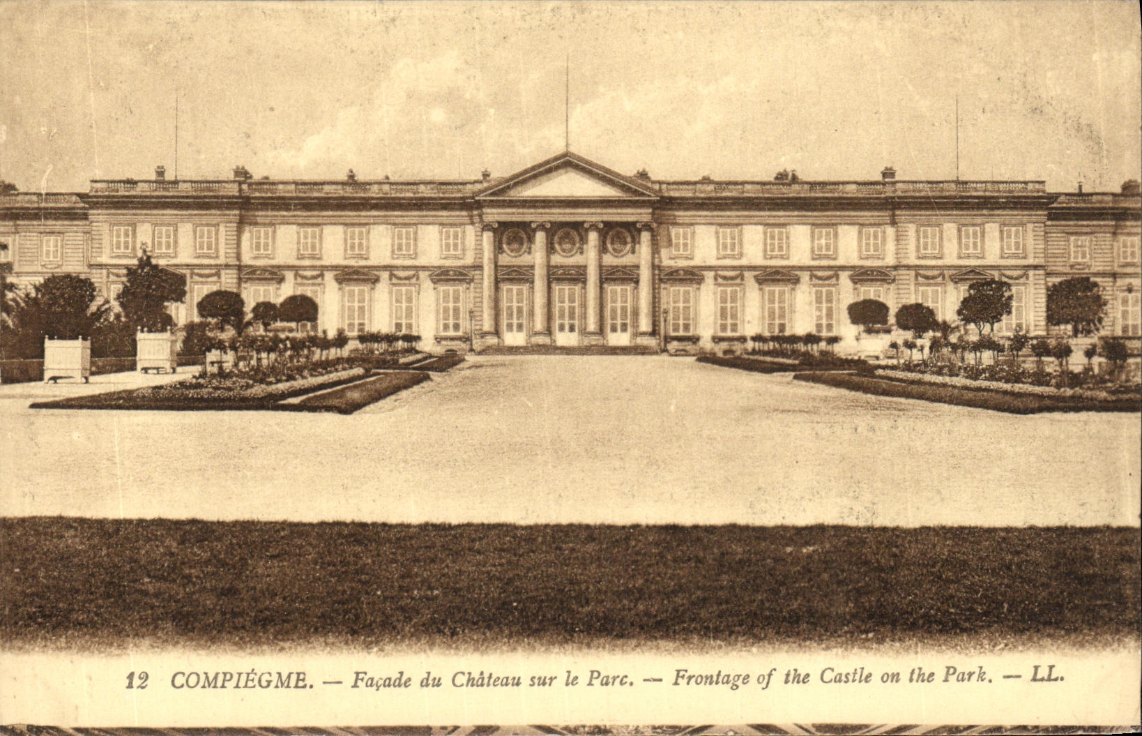 CPA Compiegne Facade du chateau sur le parc