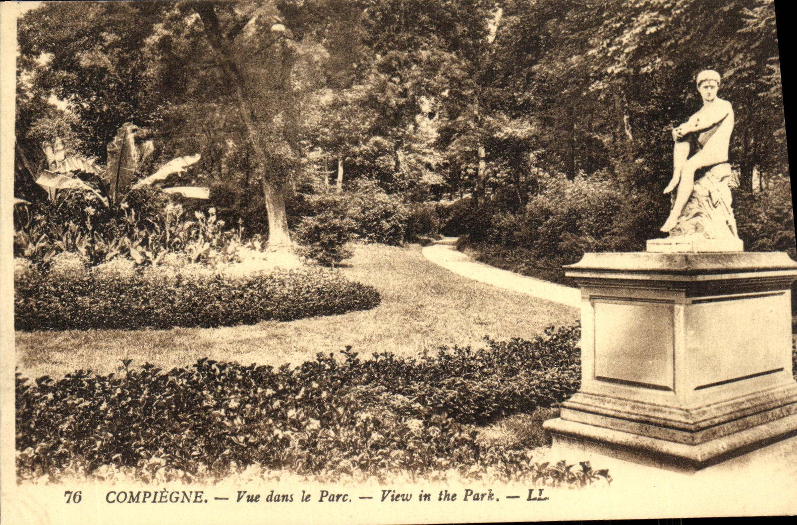 CPA Compiegne Vue dans le Parc