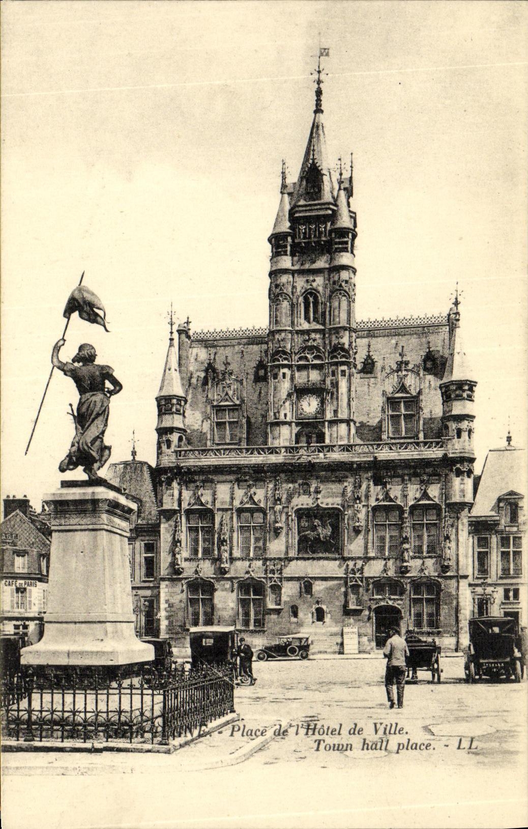 CPA Compiegne Place de L Hotel de Ville 