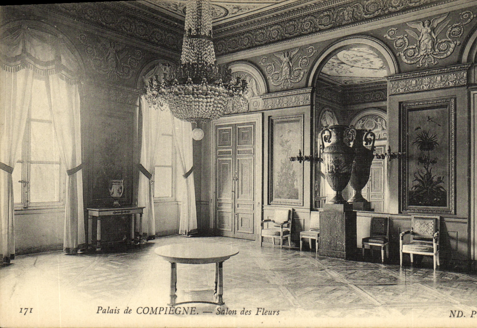 CPA Compiegne Salon des Fleurs