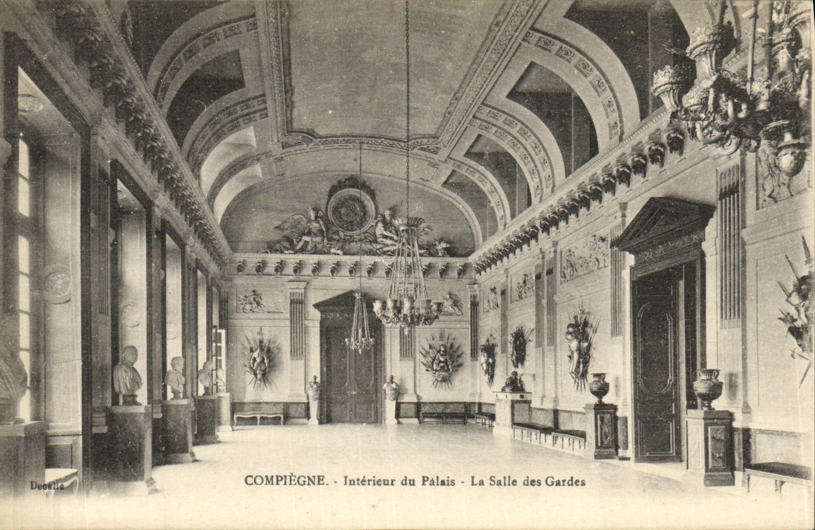 CPA Compiegne Interieur du Palais La Salle des Gardes