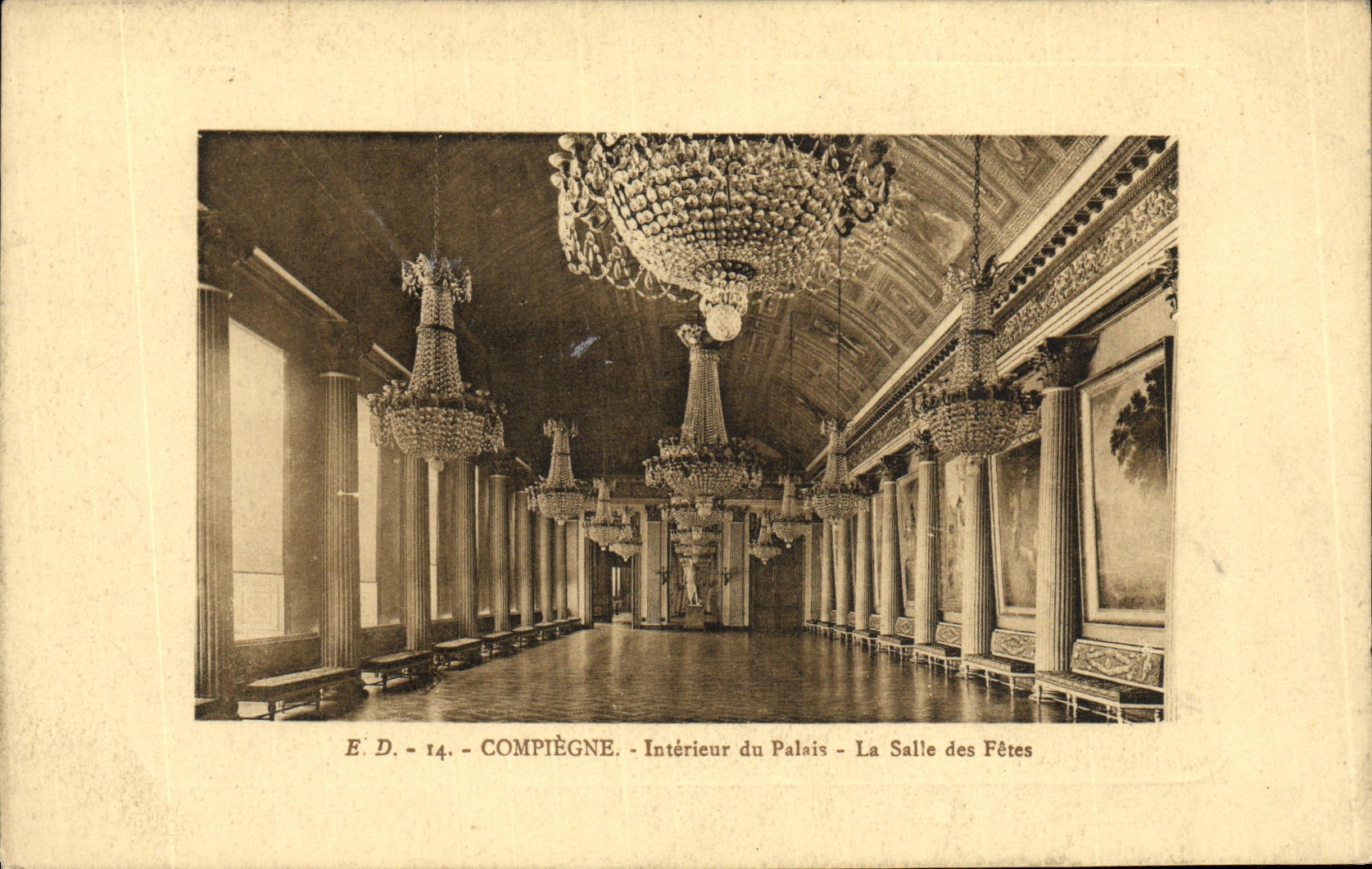 CPA Compiegne Interieur du Palais La Salle des Fetes