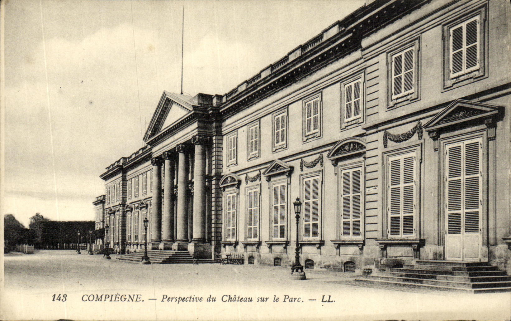 CPA Compiegne Perspective du Chateau sur le Parc