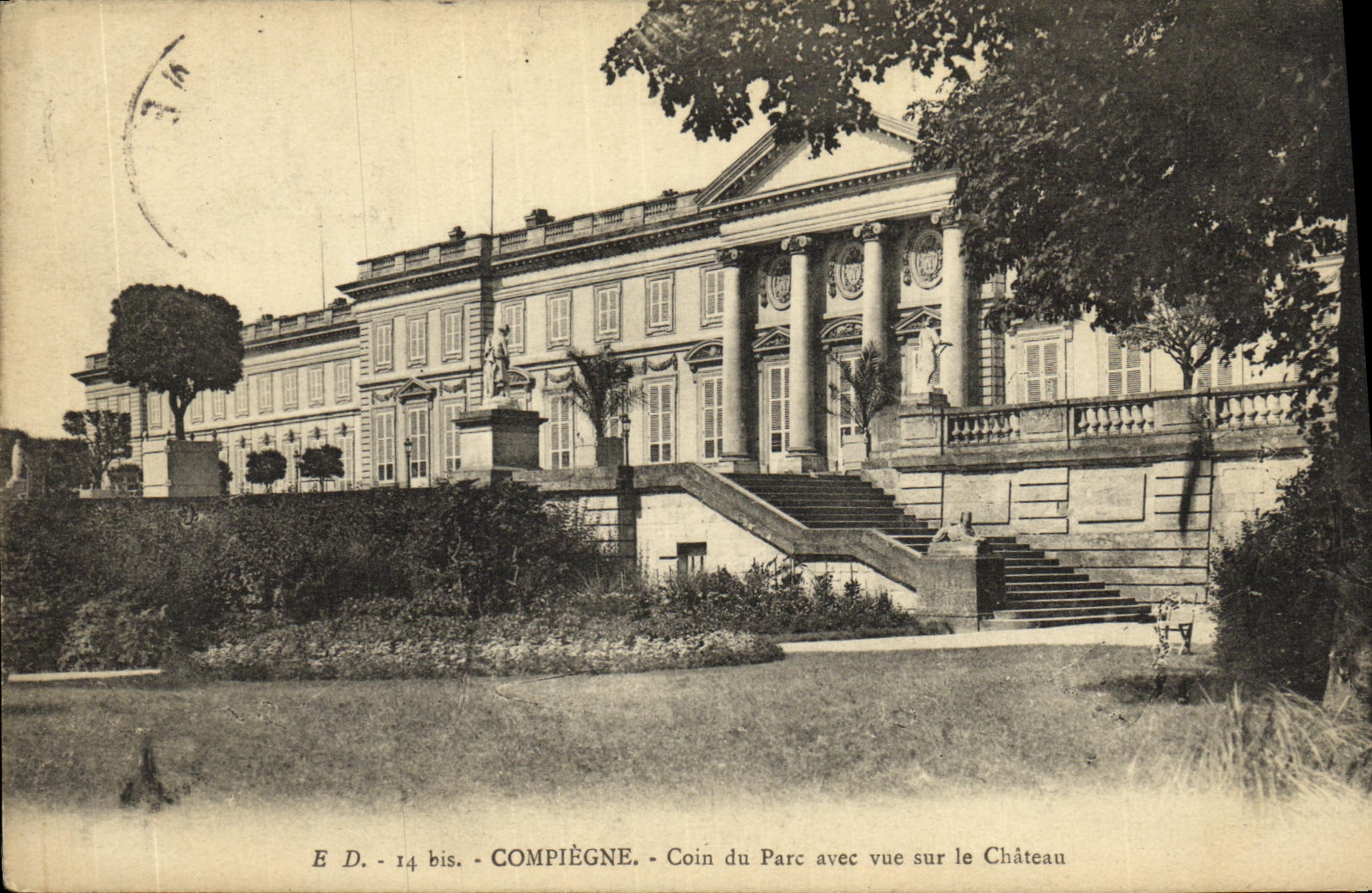 CPA Compiegne Coin du Parc avec vue sur le Chateau