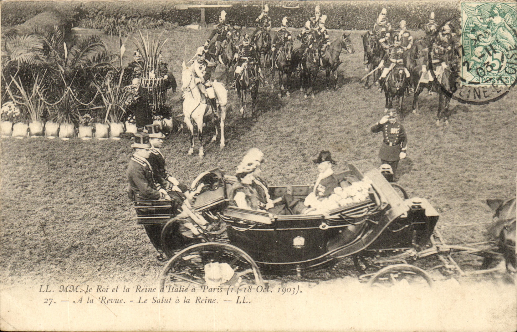 CPA Paris Le roi et la reine d Italie a Paris 1903 A la revue Le salut a la reine