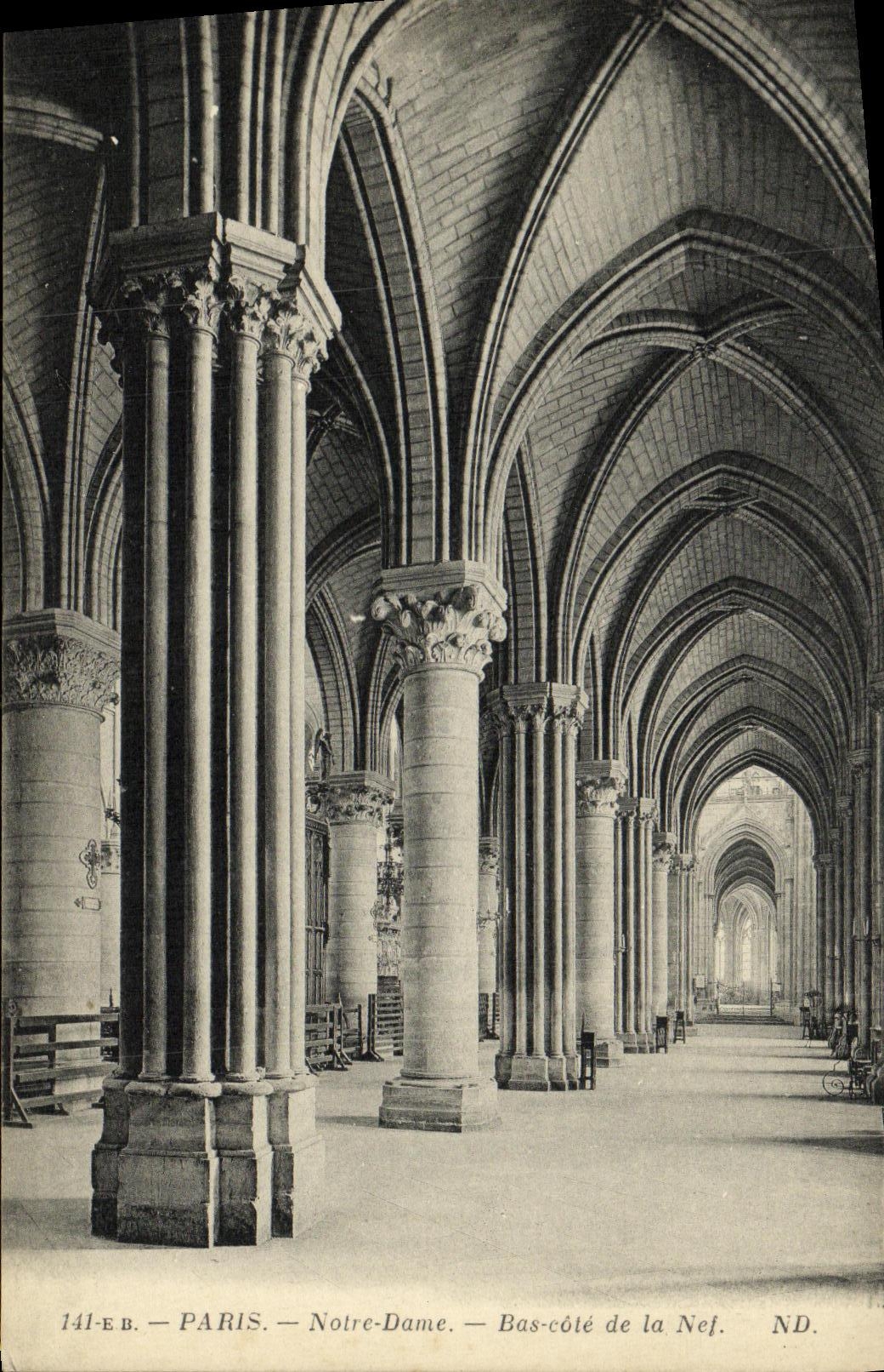CPA Paris Notre Dame Bas Cote de la Nef 