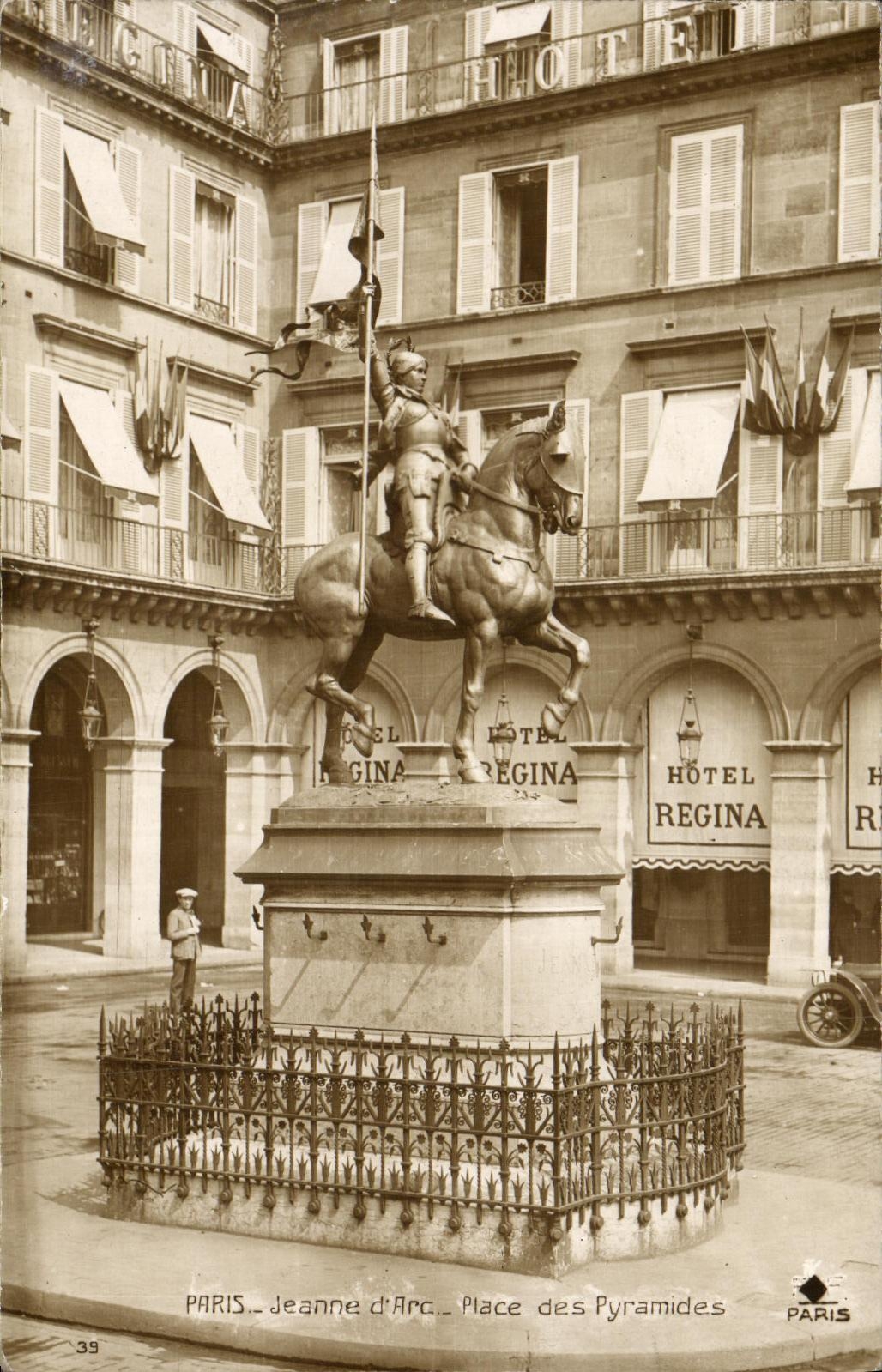 CPA Paris Jeanne d Arc Place des Pyramides 