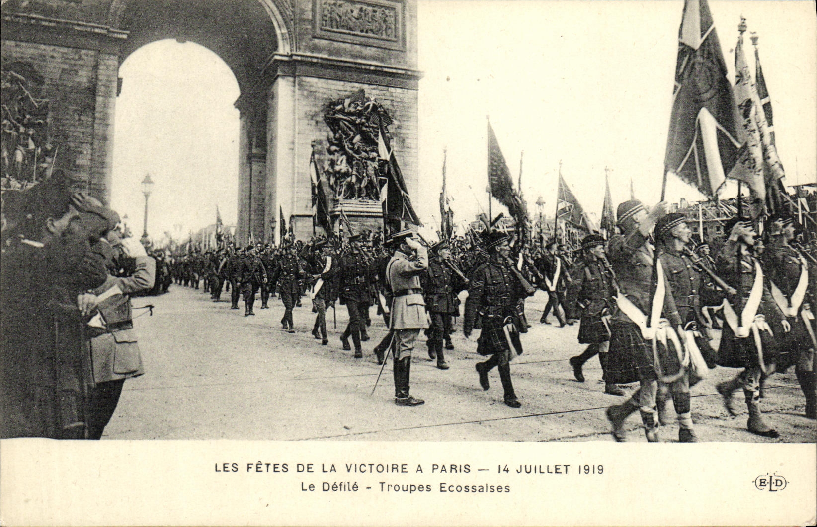 Festivales de Paris de la POSTAL de la VENDIMIA Victoire del 14 de julio de 1919 las tropas del escoces de la procesion