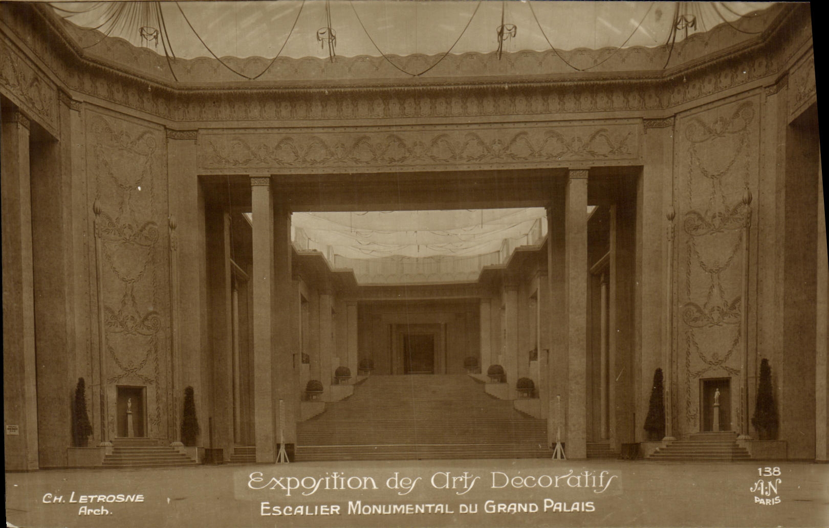 CPA Exposition des Arts decoratifs Paris Escalier Monument Du Grand Palais
