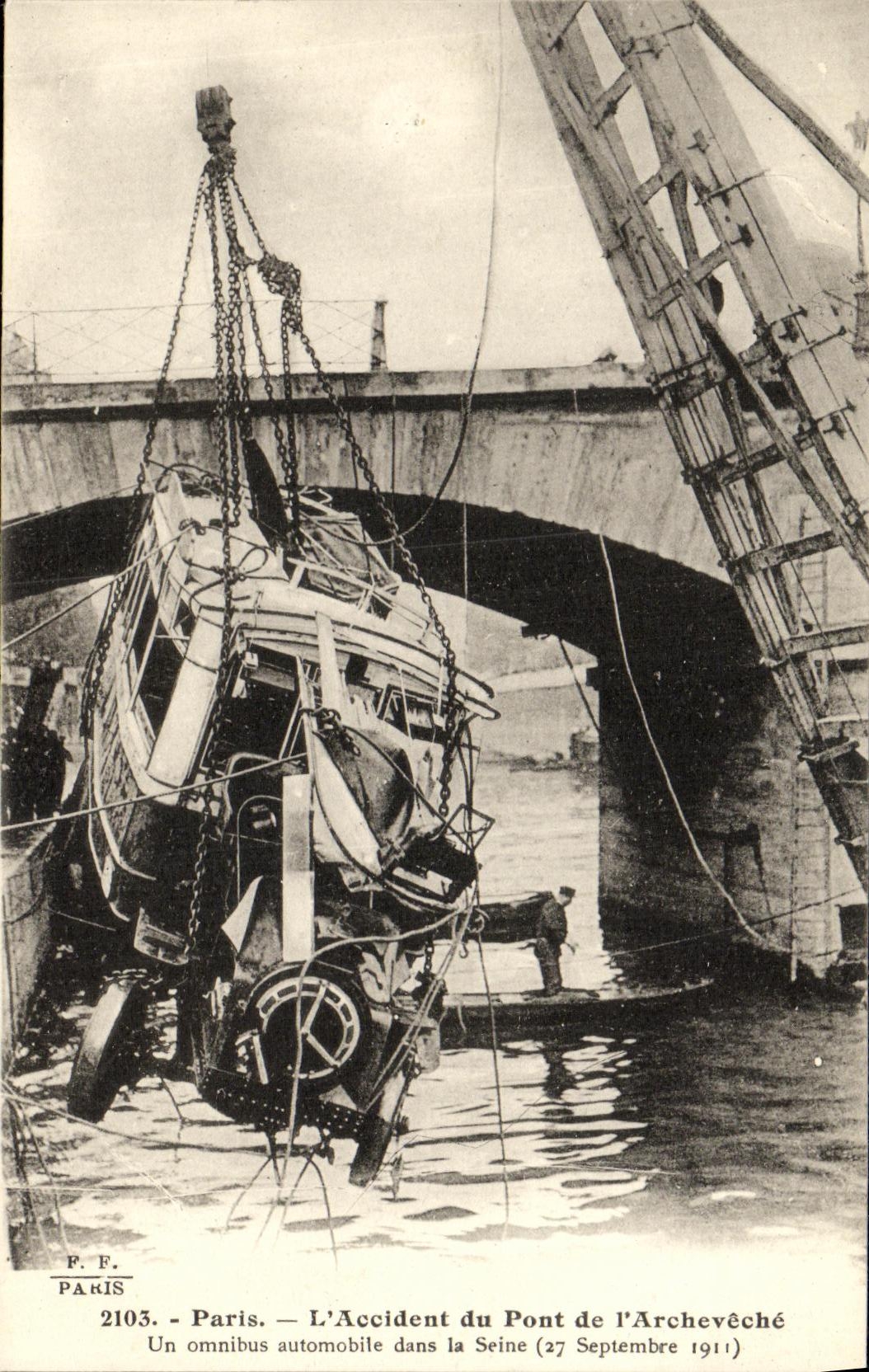 CPA Paris L Accident du Pont de L Archeveche Un omnibus automobile dans la Seine 27 septembre 1911