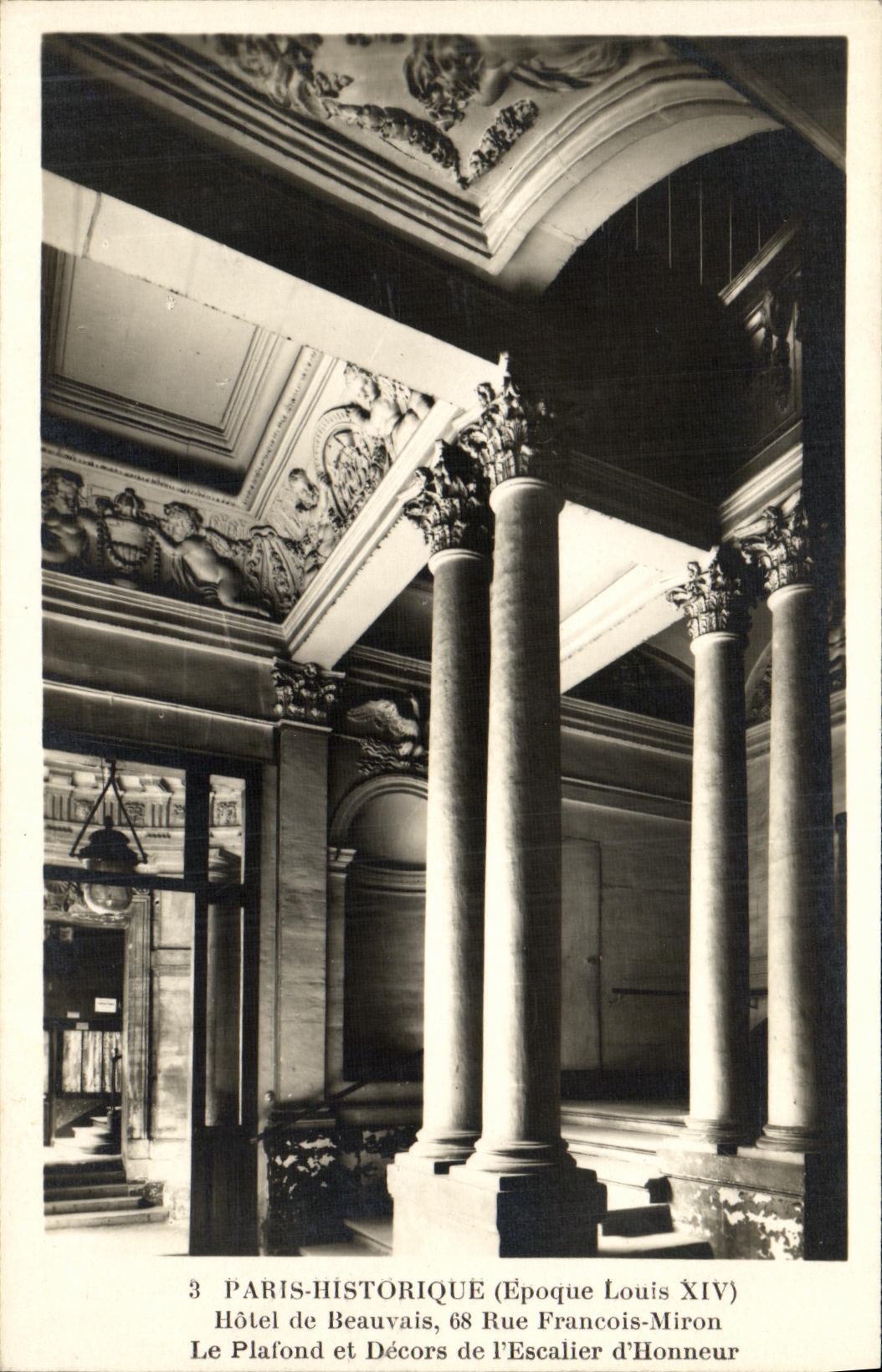 CPA Paris Historique Hotel de Beauvais Rue Francois Miron Le plafond et decors de l escalier d honneur