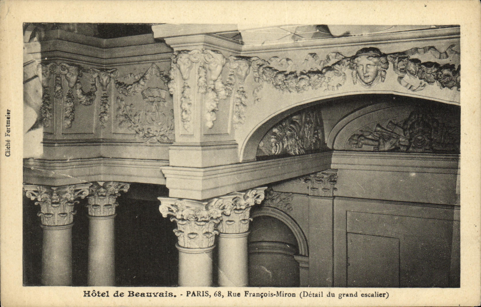 CPA Paris Rue Francois Miron Hotel de Beauvais Detail du grand escalier