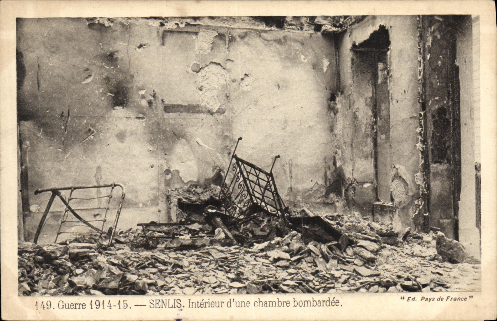 CPA Senlis Interieur d une Chambre Bombardee Militaria
