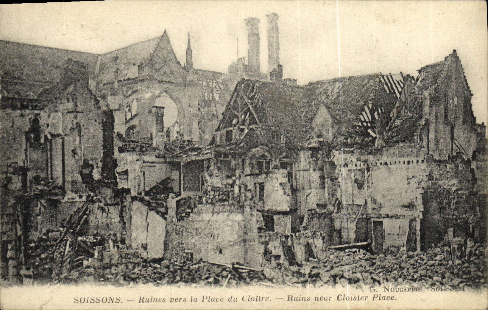 CPA Soissons Ruines Vers La Place du Cloitre Militaria