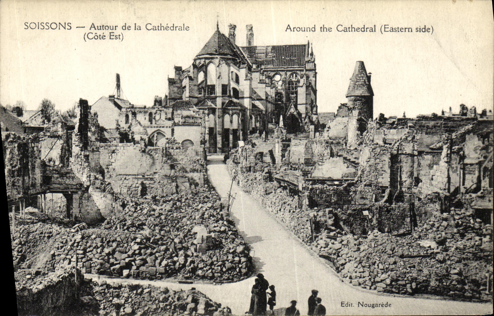 CPA Soissons Autour de la Cathedrale Militaria