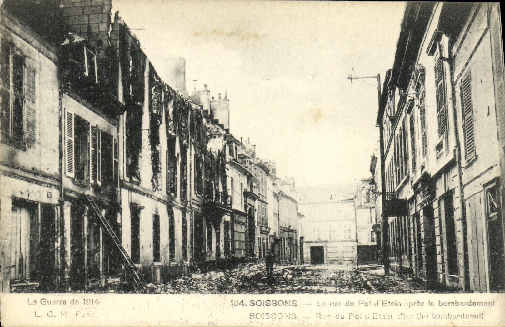 CPA Soissons La Rue du Pot D Etain apres le Bombardement Militaria