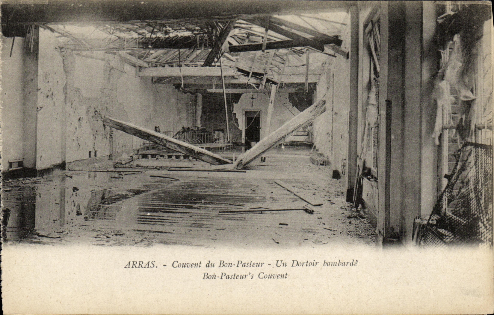 CPA Arras Couvent du Bon Posteur Un Dortoir Bombarde Militaria
