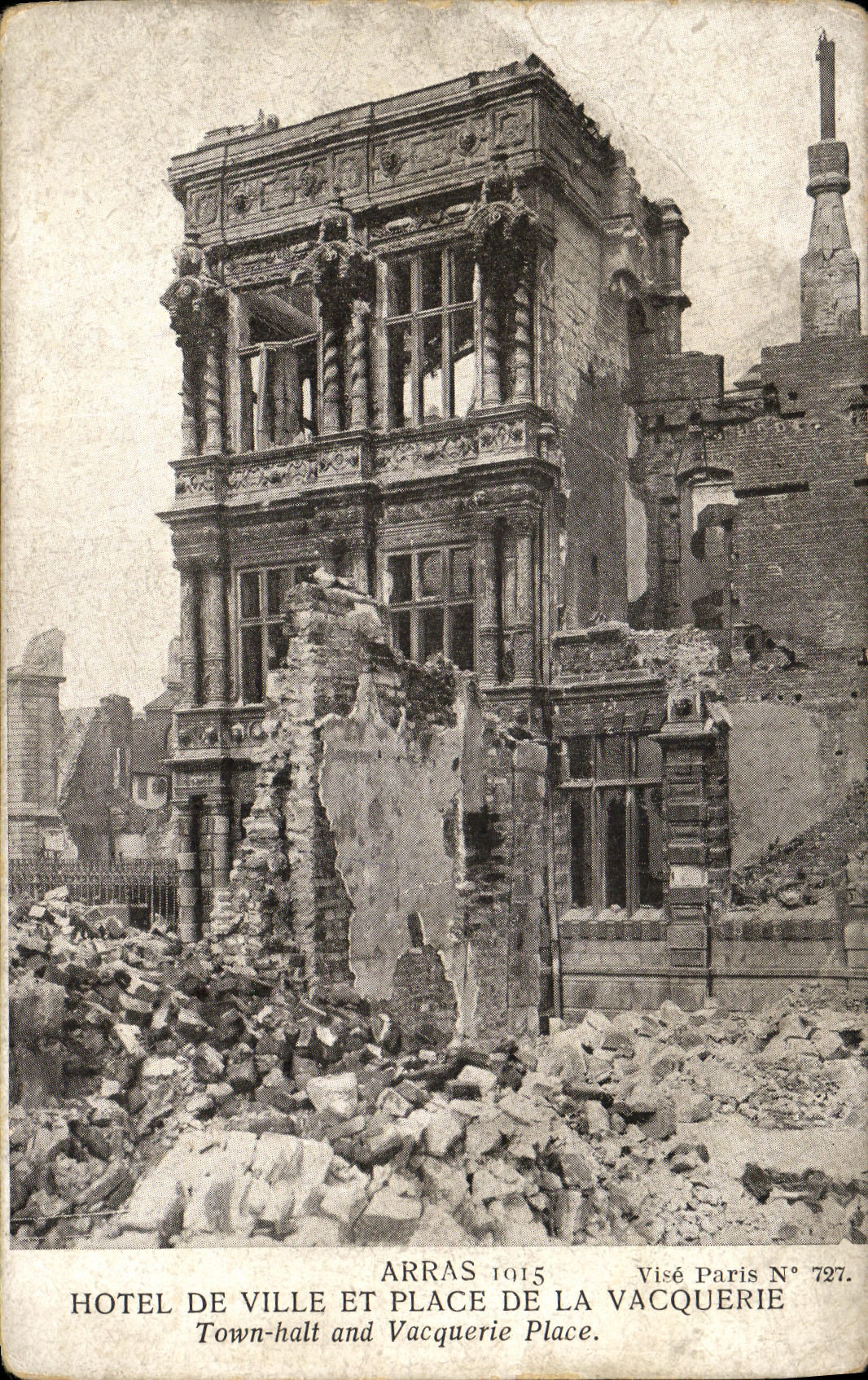 CPA Arras Hotel De Ville Et Place De La Vacquerie Militaria