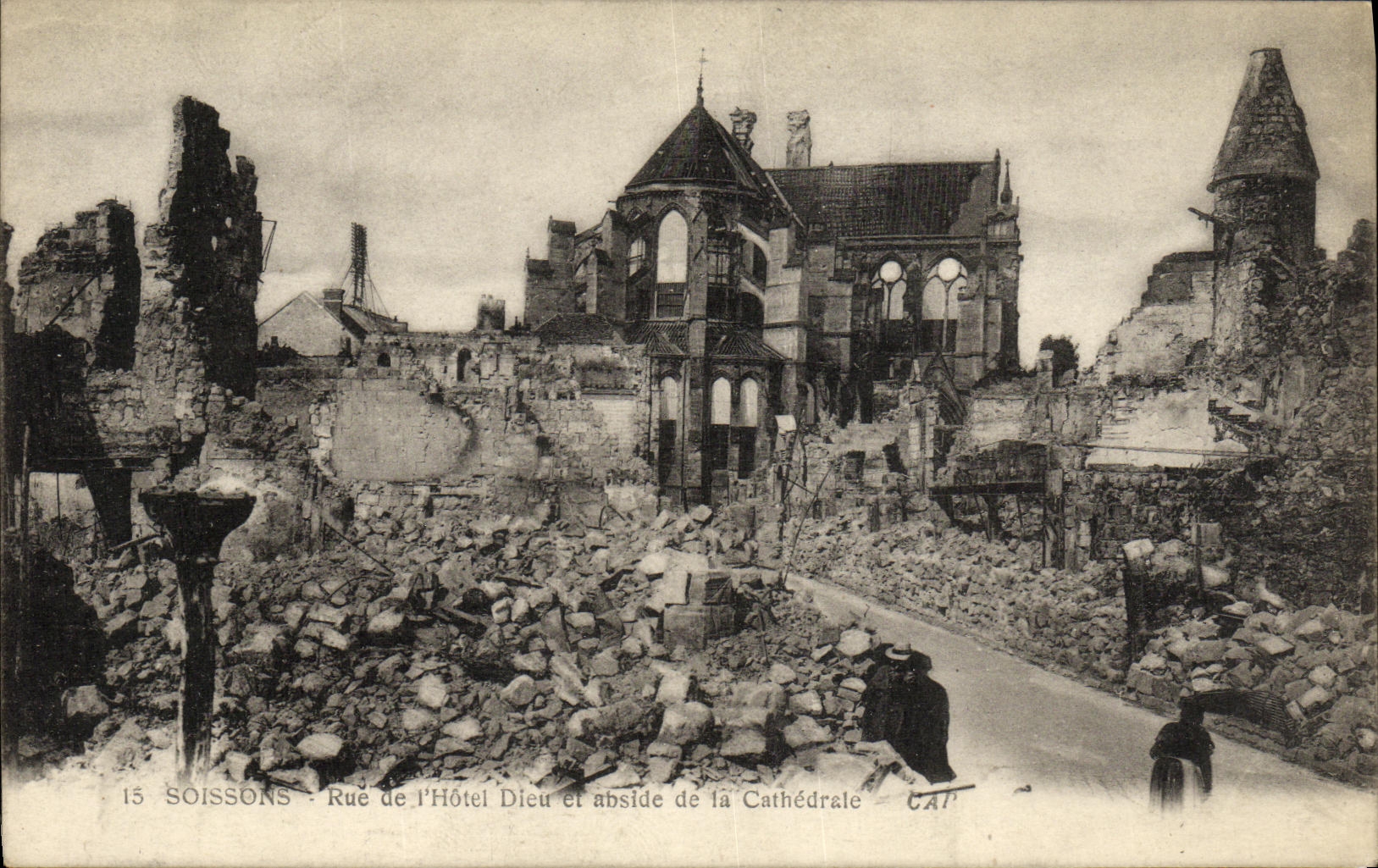 CPA Soissons Rue de L Hotel Dieu et Abside de la Cathedrale Militaria