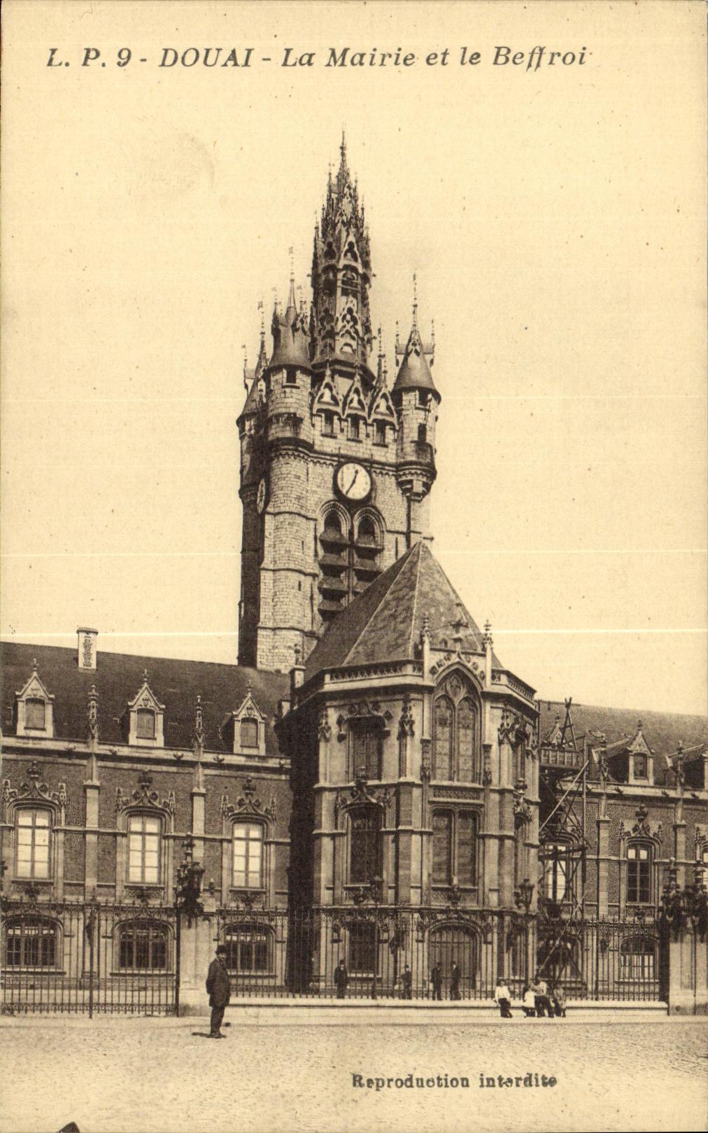 CPA Douai La Mairie et le Beffroi