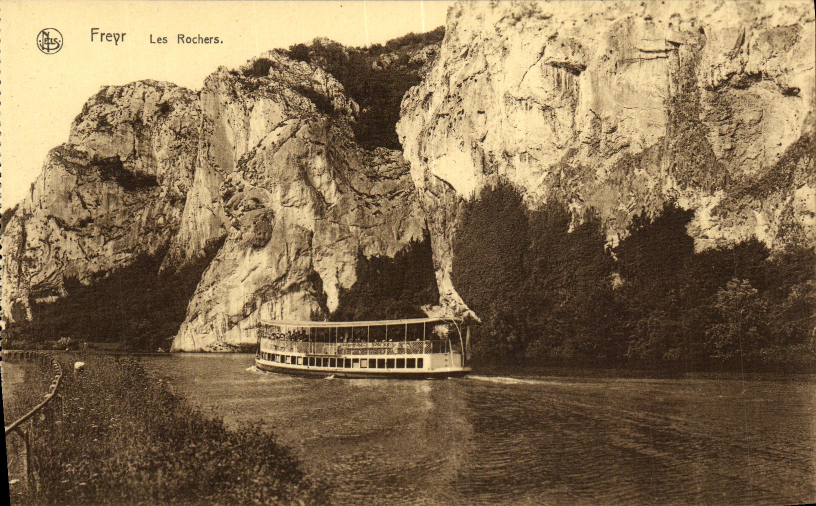 CPA Freyr Les Rochers Bateau