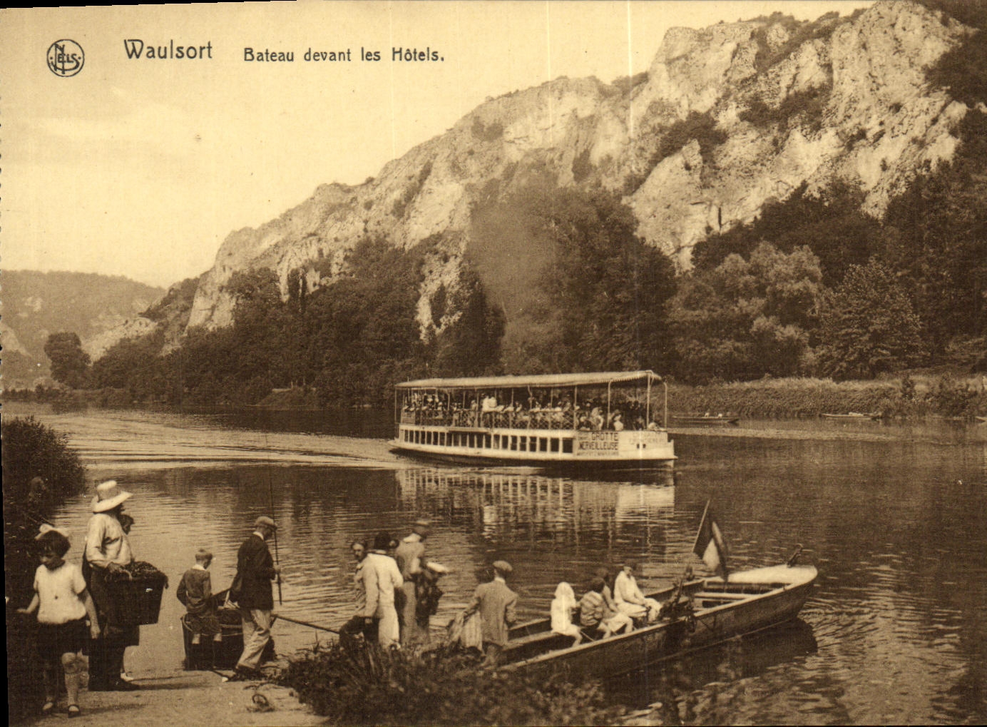 CPA Waulsort Bateau devant les Hotels