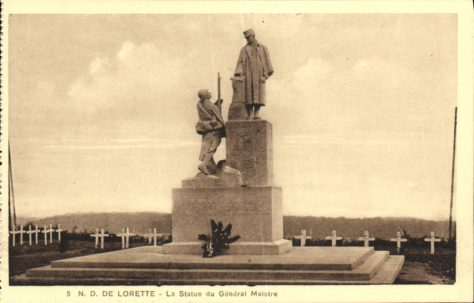 CPA ND De Lorette Le Statue du General Maistre