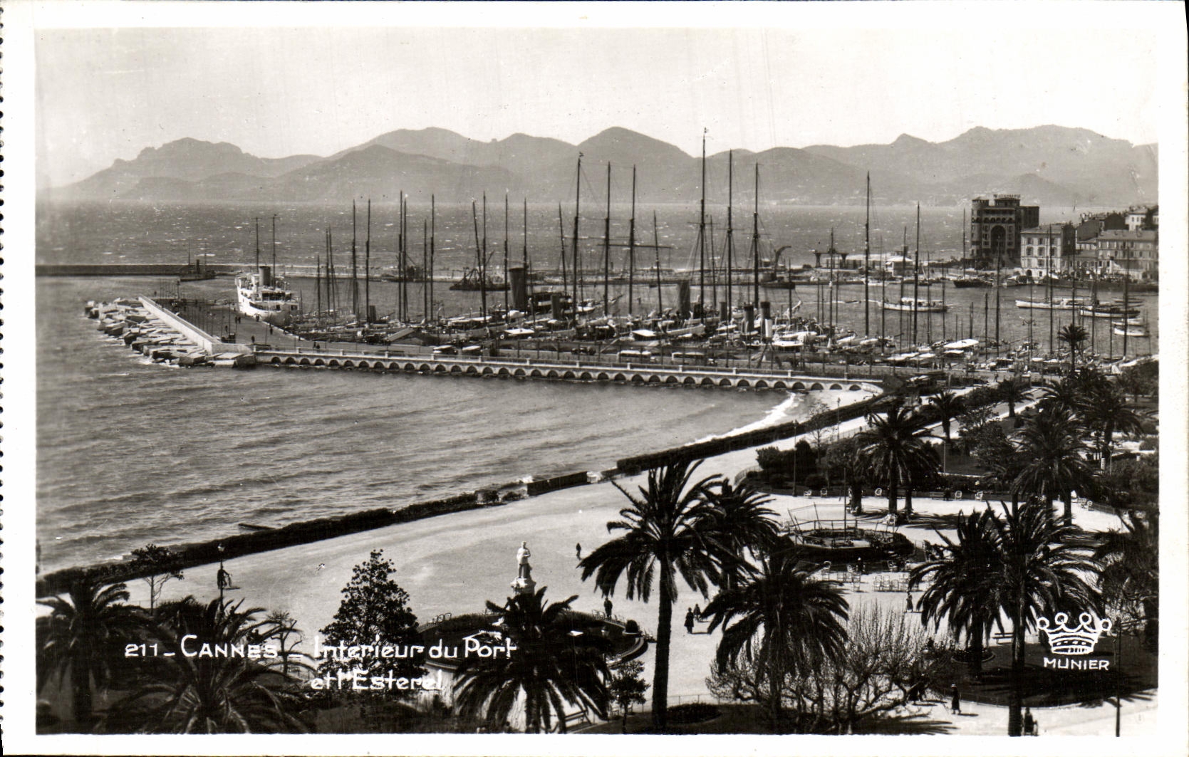 POSTAL Cannes interior de la VENDIMIA del puerto y del L barcos de Esterel