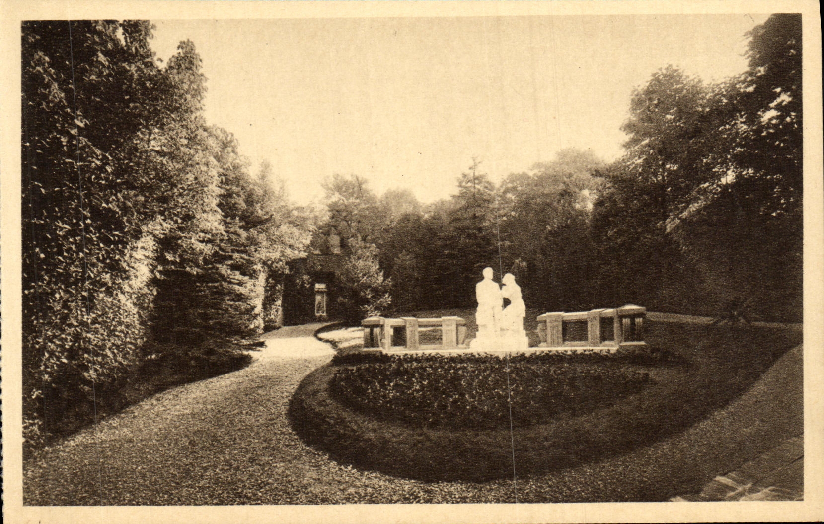 CPA Statue de Sainte Therese de l Enfant Jesus aux Buissonnets Lisieux