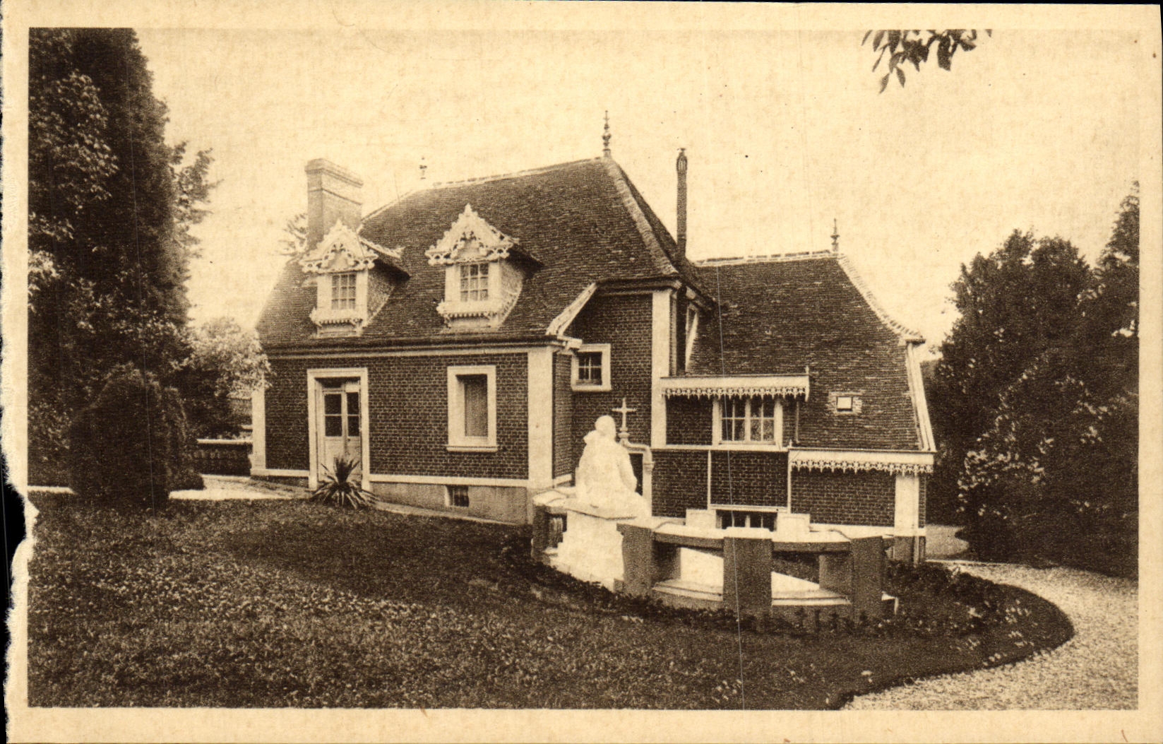 CPA Les Buissonnets Lisieux Facade nord prise du grand jardin