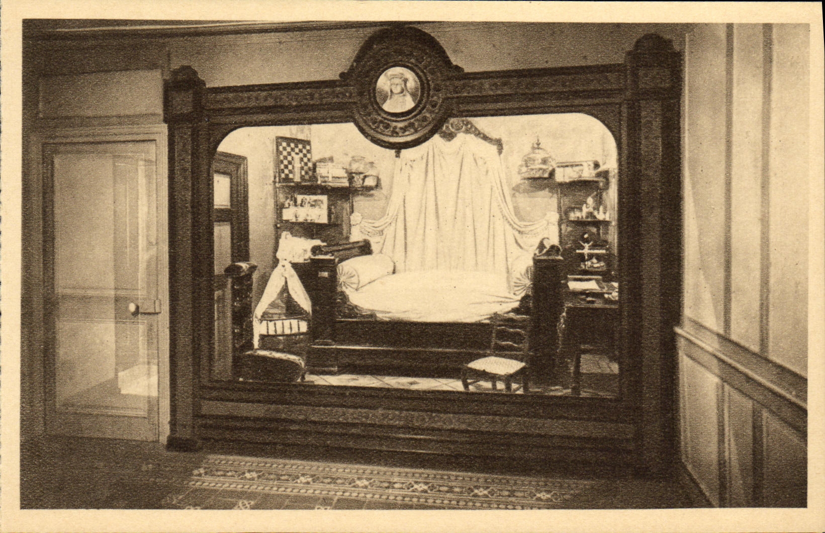 CPA Aux Buissonnets La Vitrine des Souvenirs Lisieux