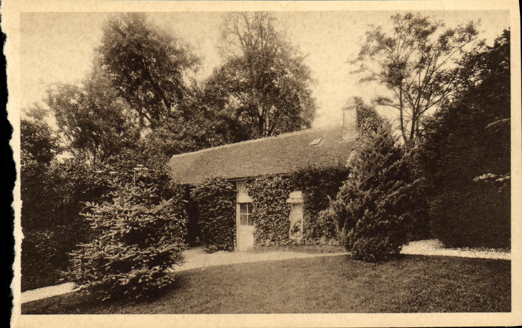 CPA Les Buissonnets Le Jardinet de Therese devant la Buanderie Lisieux