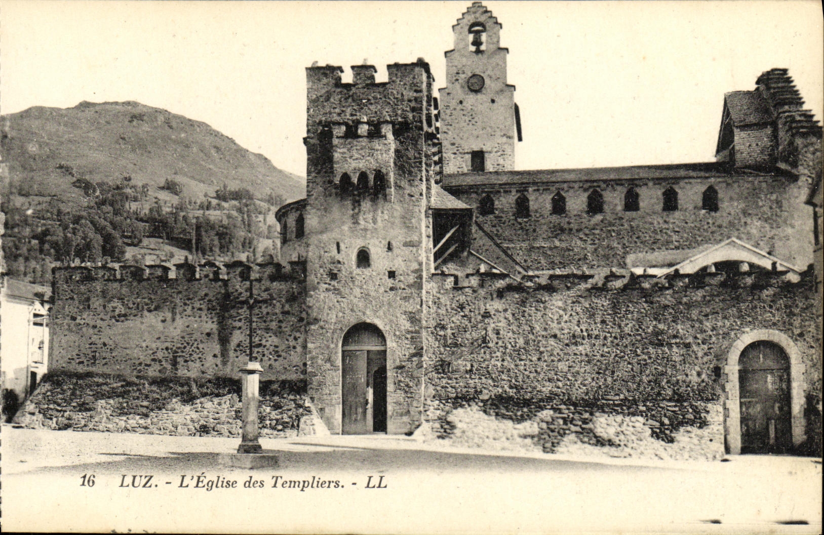 CPA Luz L Eglise des Templiers