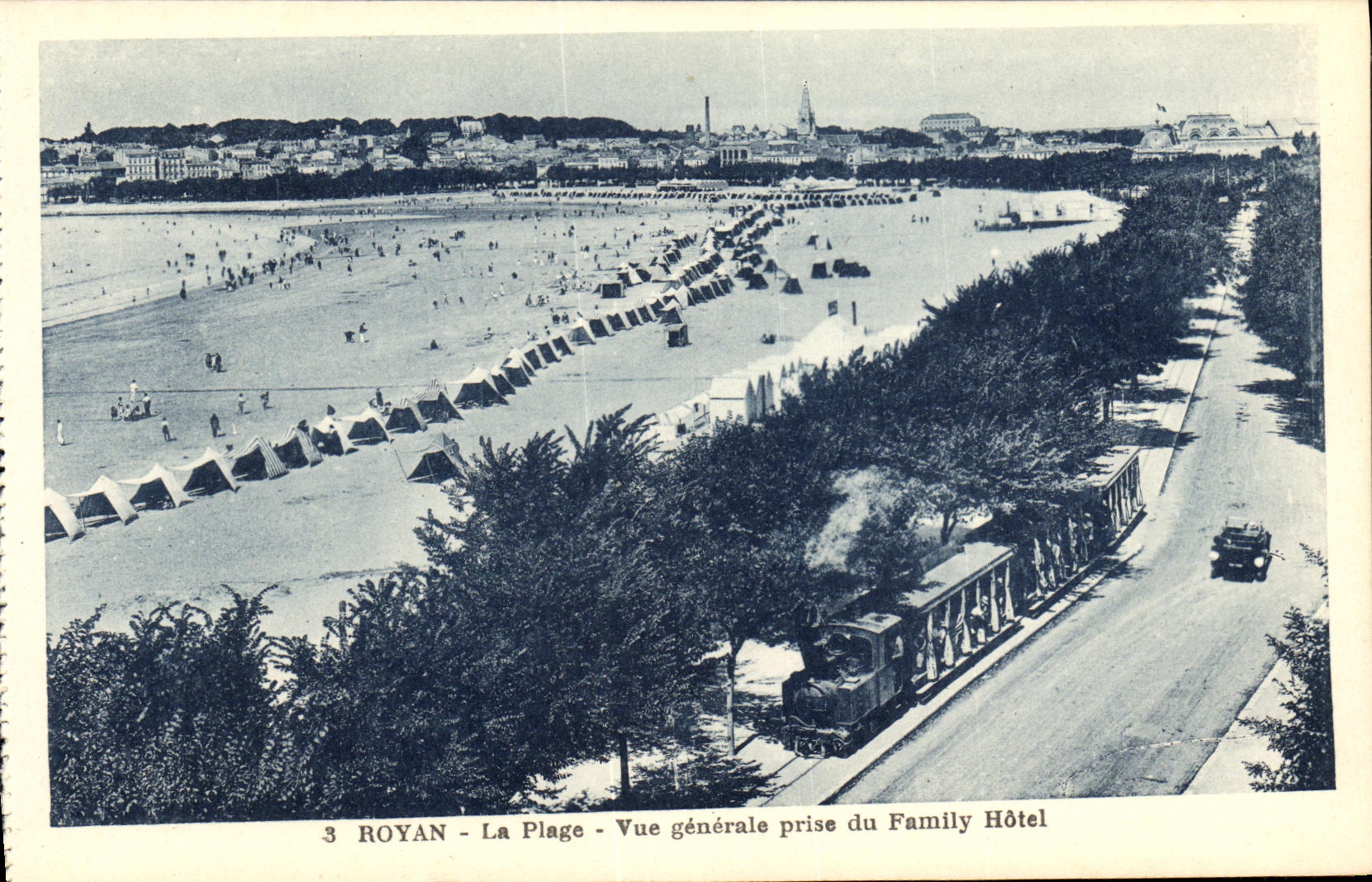 CPA Royan Vue Generale La Plage Prise du Family Hotel Train 