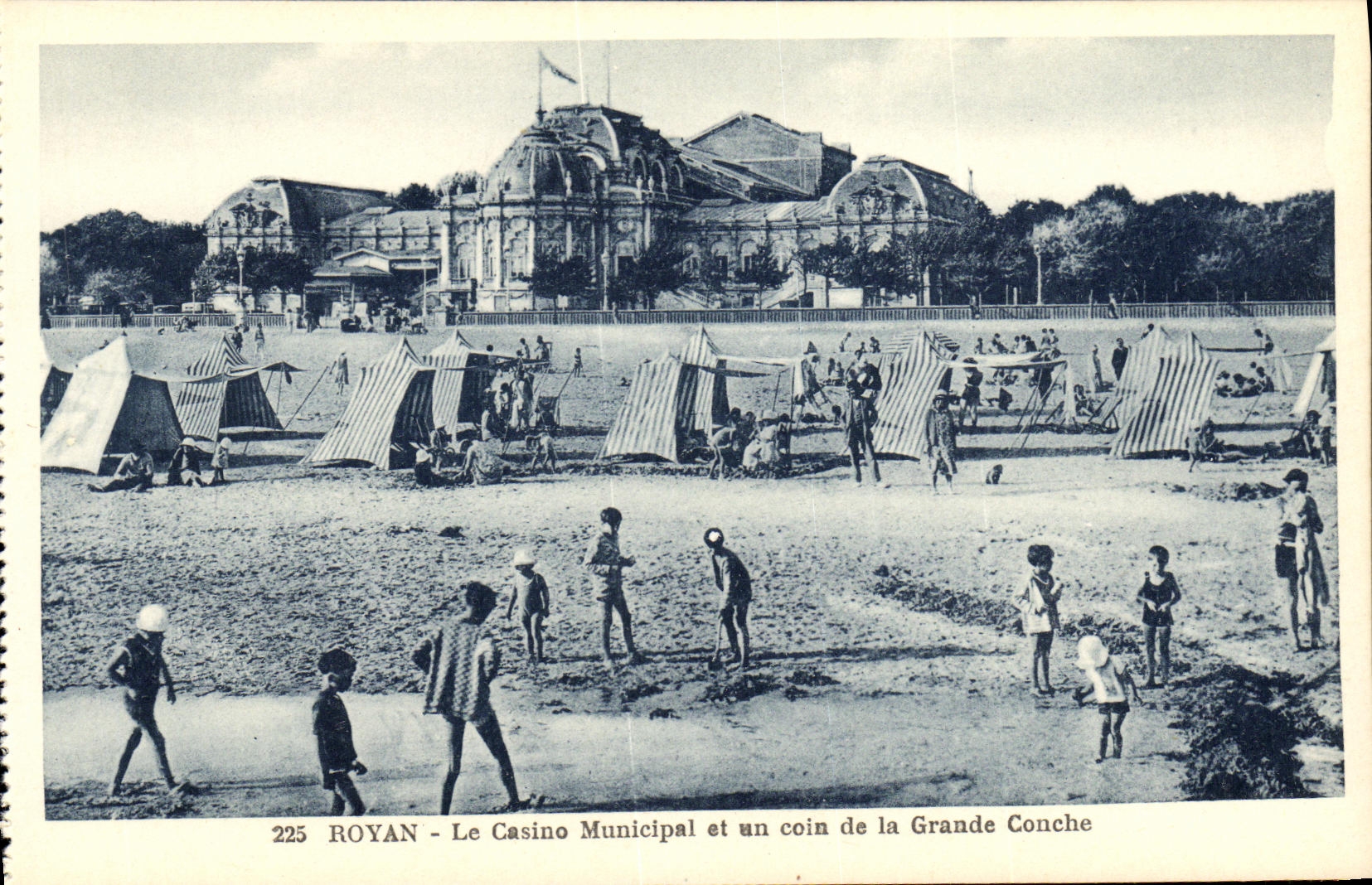 CPA Royan Le Casino Municipal et un coin de la Grande Conche