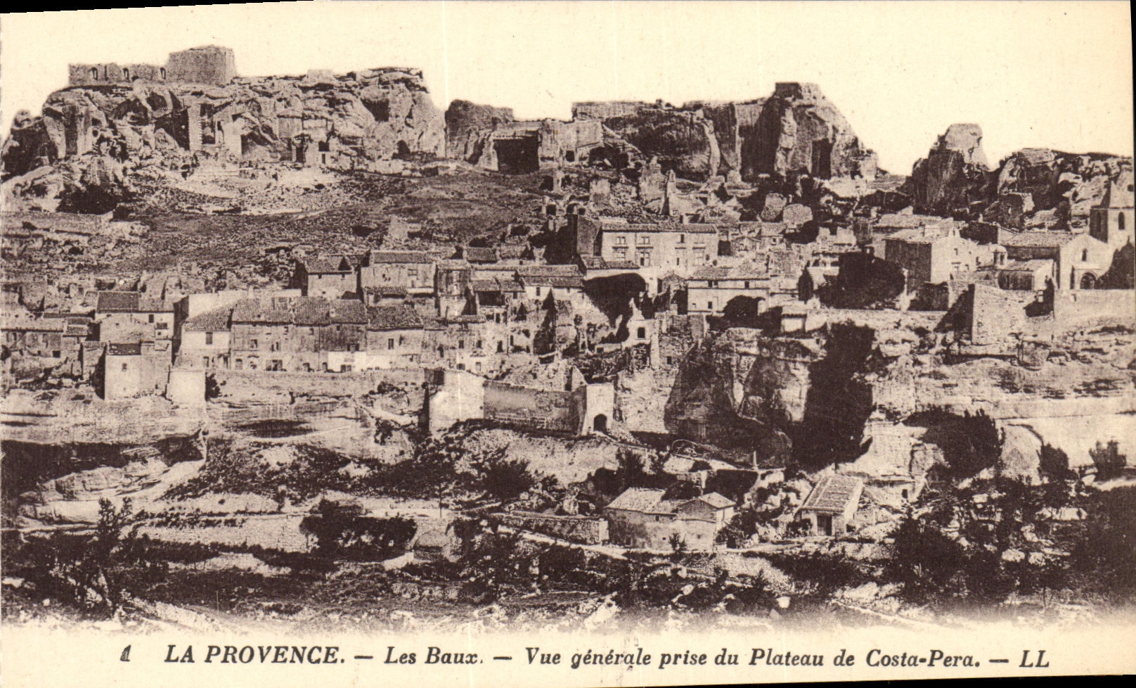 CPA La Provence Les Baux Vue Generale prise du Plateau de Costa Pera