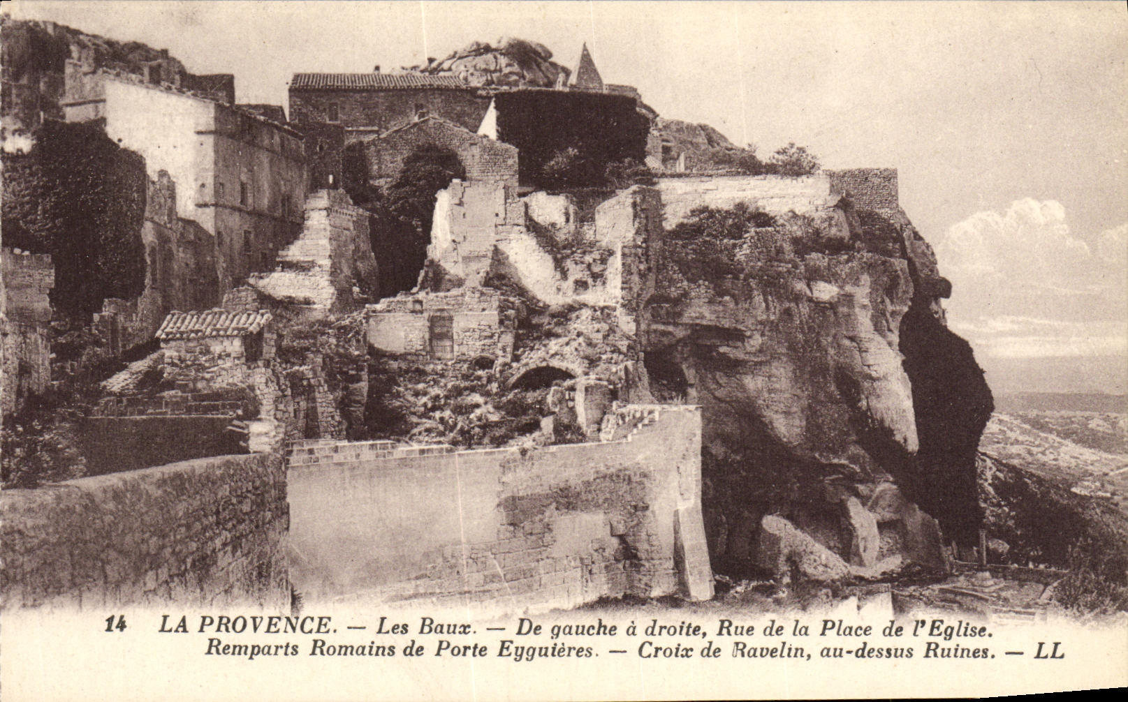 CPA La Provence Les Baux De Gauche a Droite Rue de la Place de L Eglise Remparts romains de porte Eyguieres