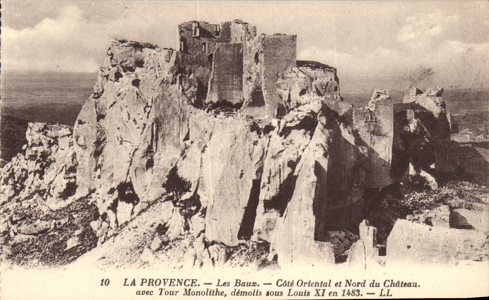 CPA La Provence Les Baux Cote Oriental et Nord du Chateau avec tour monolithe 