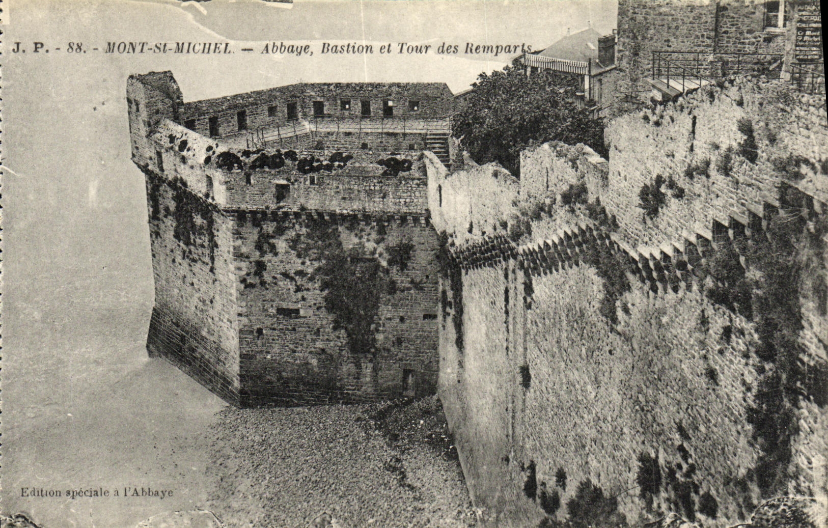 CPA Mont Saint Michel Abbaye Bastion et Tour des Remparts