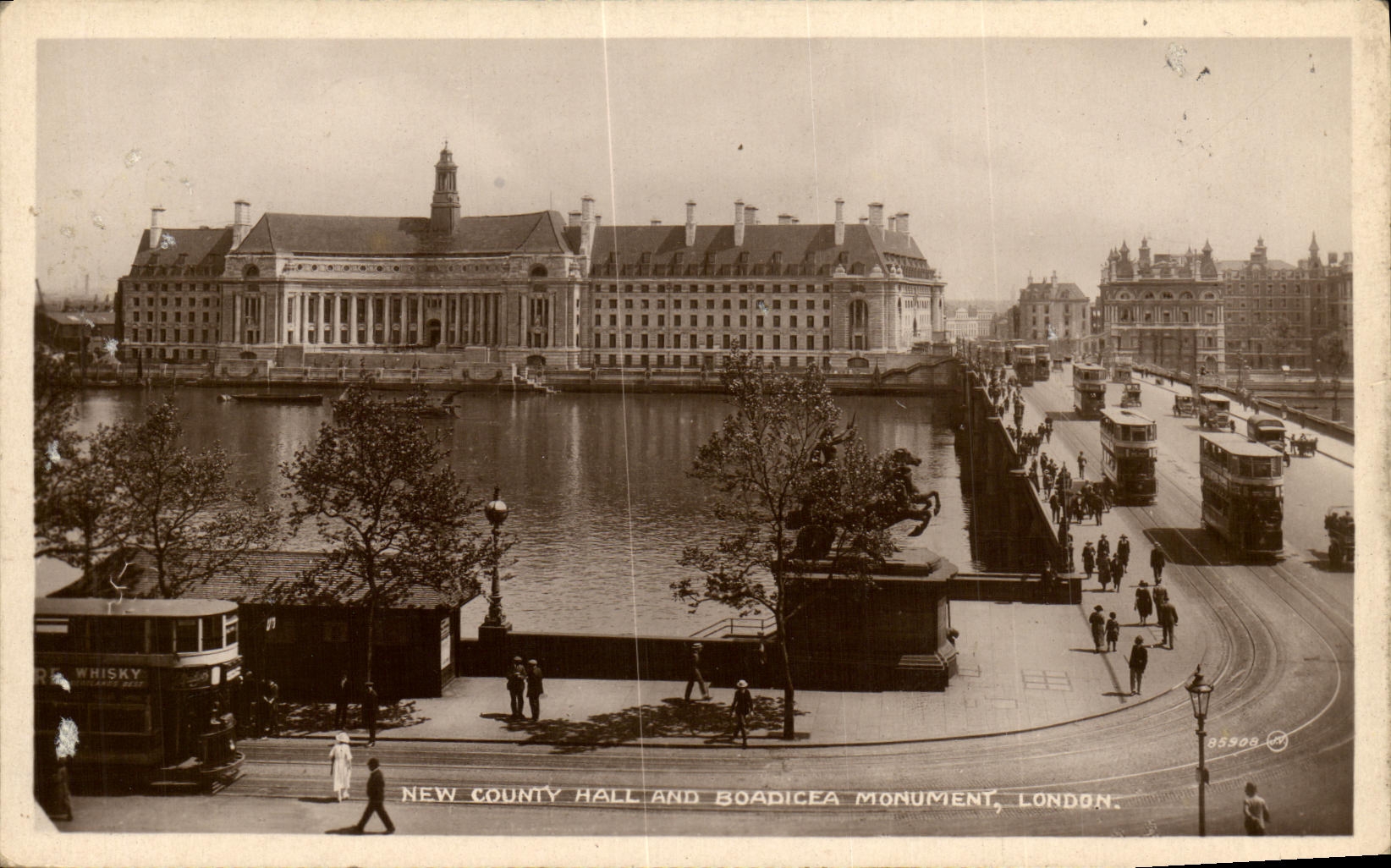 VINTAGE POSTCARD New Country Hall And Boadicea London Monument