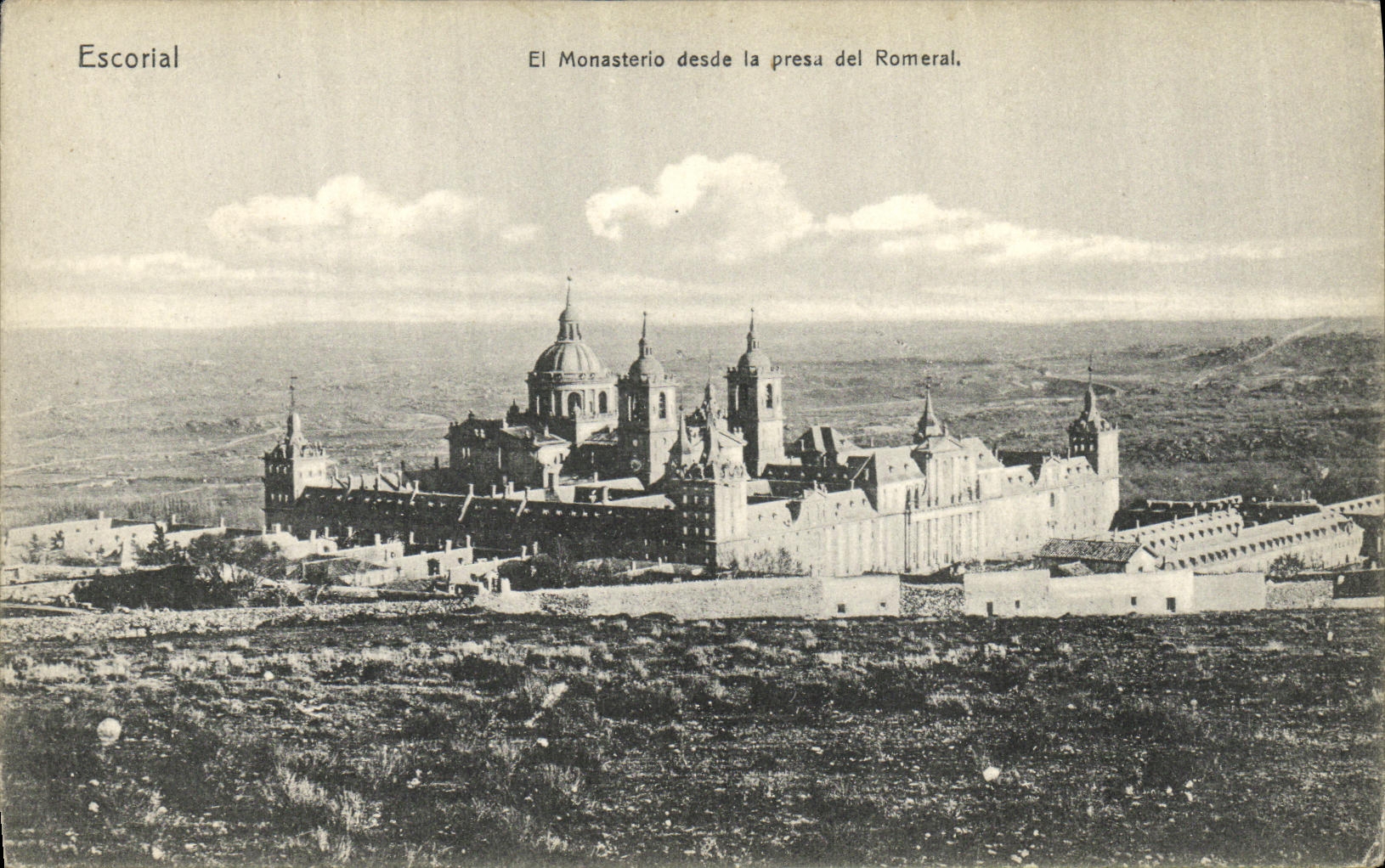 CPA Escorial El Monasterio desde la Presa del Romeral