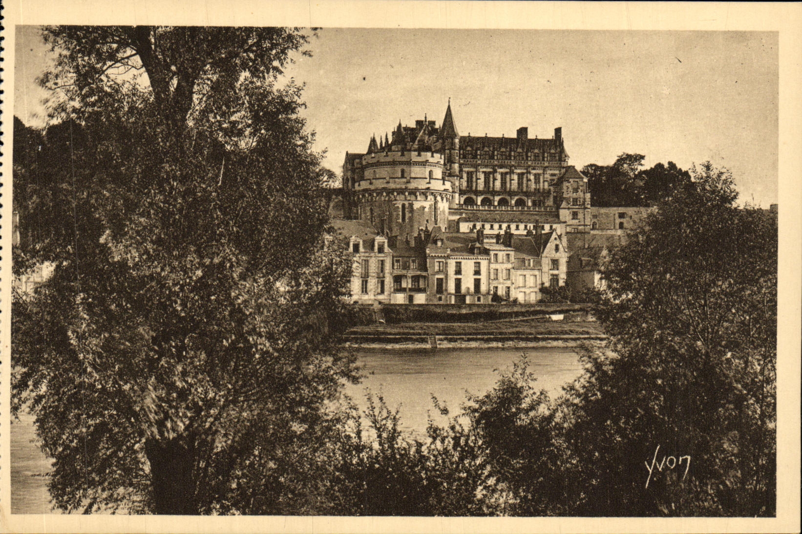 CPA Amboise Chateau Vue Generale Prise des Bords de la Loire