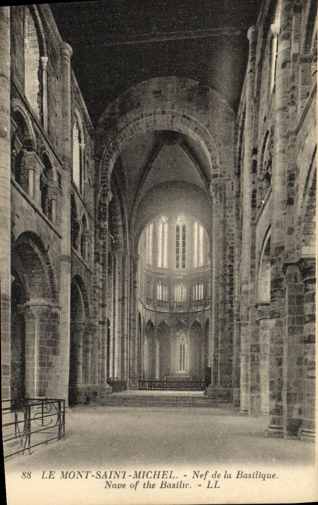 CPA Le Mont Saint Michel Nef de la Basilique